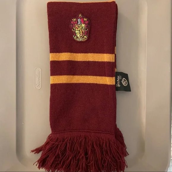 Harry Potter Gryffindor Knitted Crest Scarf- Like New with Gloves - Picture 3 of 6